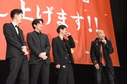 突然老人のような声色で話し始めた竹中直人（右端）を見て笑う共演者たち。
