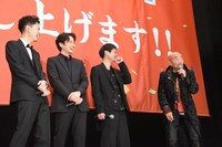 突然老人のような声色で話し始めた竹中直人（右端）を見て笑う共演者たち。
