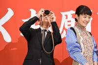 客席を撮影する周防正行（左）。