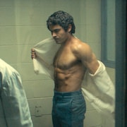 筋肉!ザック・エフロン演じる殺人犯が身体検査受ける「テッド・バンディ」新写真