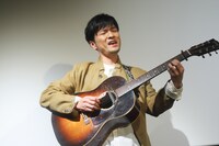 「森山直太朗 人間の森をぬけて」初日舞台挨拶の様子。左から森山直太朗、監督の番場秀一。