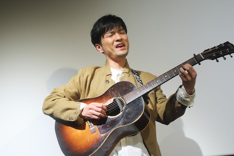 「森山直太朗 人間の森をぬけて」初日舞台挨拶の様子。左から森山直太朗、監督の番場秀一。