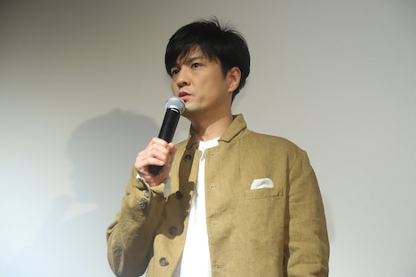 「森山直太朗 人間の森をぬけて」初日舞台挨拶の様子。左から森山直太朗、監督の番場秀一。