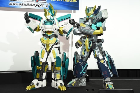 左からE5はやぶさ MkII、ALFA-X。