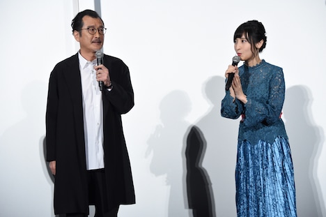 左から吉田鋼太郎、佐倉綾音。