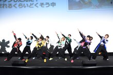 BOYS AND MENのライブパフォーマンスの様子。