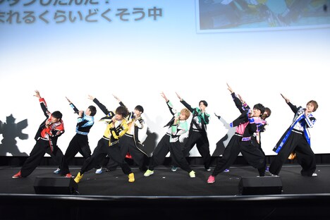 BOYS AND MENのライブパフォーマンスの様子。