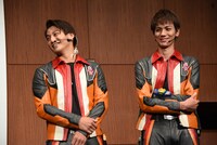 左から宇治清高、根岸拓哉。