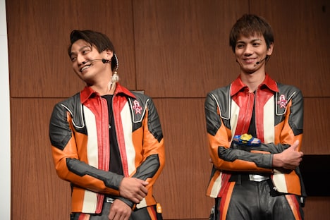 左から宇治清高、根岸拓哉。