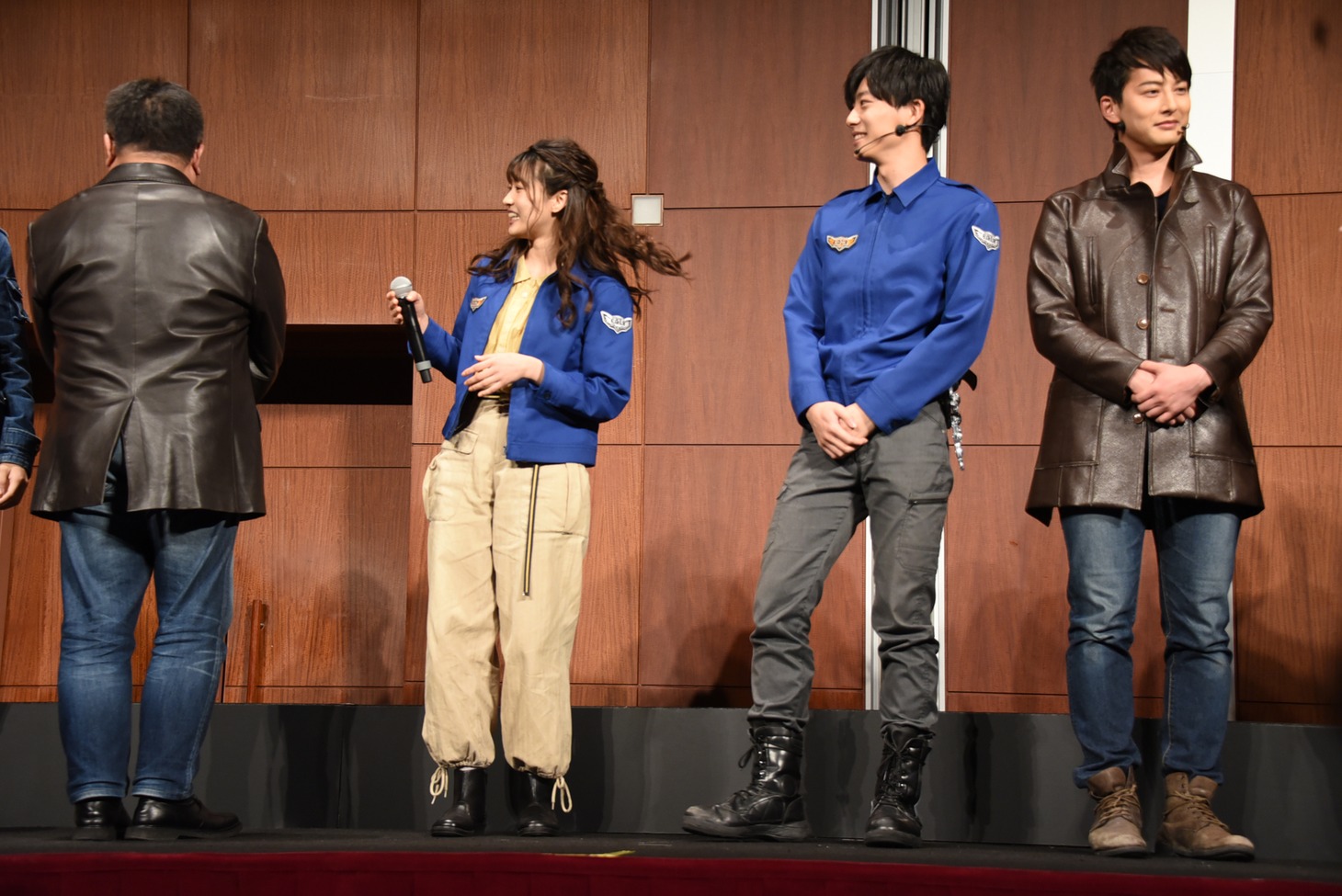 石黒英雄と市野龍一の衣装が似ていたため、“ガイに挟まれた2人”と呼ばれる吉永アユリ（中央左）と井上祐貴（中央右）。
