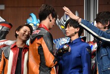 観客のフォトセッション時に向き合ってしまった根岸拓哉（中央左）と井上祐貴（中央右）。