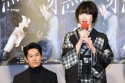 左から永山絢斗、りょう。