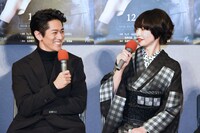 左から永山絢斗、りょう。