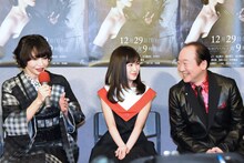 左からりょう、福本莉子、中村梅雀。