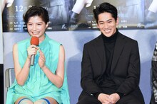 左から佐久間由衣、永山絢斗。