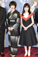 左からりょう、福本莉子。
