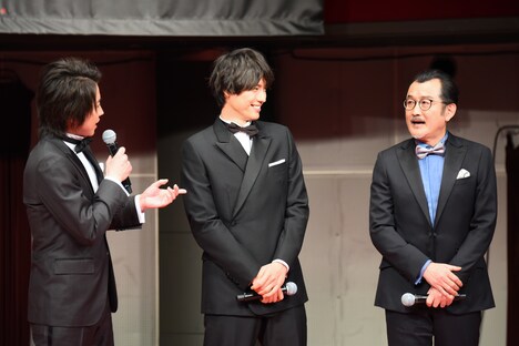 吉田鋼太郎(右)の「カイジ ファイナルゲーム」と「おっさんずラブ」を混同した発言に、「福本先生に謝って!」とツッコむ藤原竜也(左)。