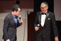 福本伸行（右）に、「カイジ ファイナルゲーム」と「おっさんずラブ」を混同した発言を謝罪する吉田鋼太郎（左）。