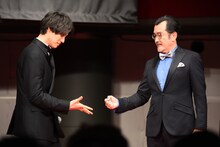 じゃんけんをする福士蒼汰（左）と吉田鋼太郎（右）。