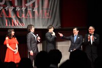 じゃんけん対決で勝負強さを見せた藤原竜也（左から2人目）。