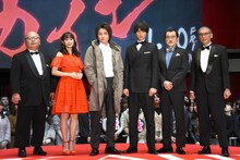 「カイジ ファイナルゲーム」イベントの様子。左から監督の佐藤東弥、関水渚、藤原竜也、福士蒼汰、吉田鋼太郎、福本伸行。