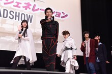 ファンの歓声に応える押田岳（左から2番目）。