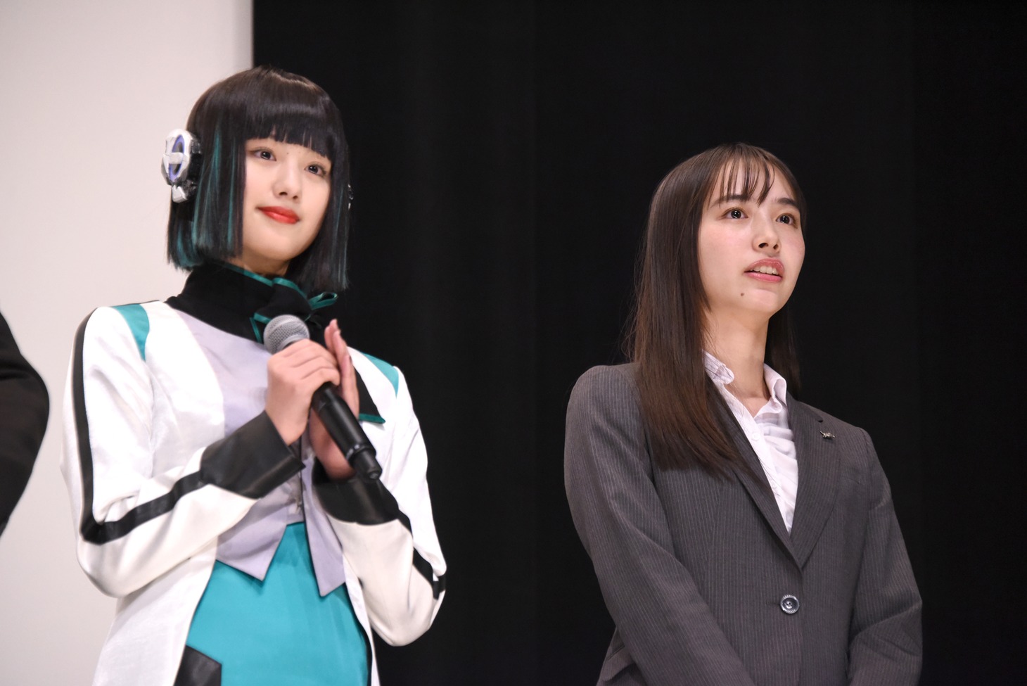 左から鶴嶋乃愛、井桁弘恵。