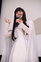 「魔王秘書のツクヨミです」と挨拶する大幡しえり。