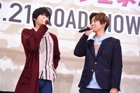 高橋文哉（右）に対し、「あれ言ったほうがいいんじゃない？ ごはん誘ったやつ……（笑）」と言う奥野壮（左）。