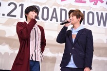 高橋文哉（右）に対し、「あれ言ったほうがいいんじゃない？ ごはん誘ったやつ……（笑）」と言う奥野壮（左）。