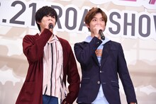 高橋文哉（右）に対し、「あれ言ったほうがいいんじゃない？ ごはん誘ったやつ……（笑）」と言う奥野壮（左）。