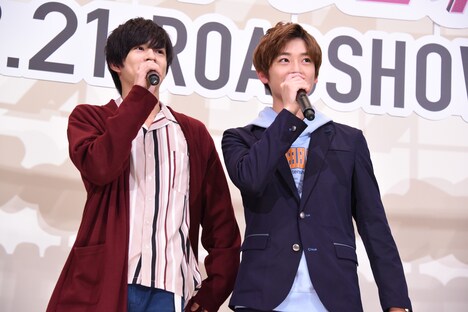 高橋文哉（右）に対し、「あれ言ったほうがいいんじゃない？ ごはん誘ったやつ……（笑）」と言う奥野壮（左）。