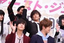 押田岳（後列左から2番目）の顔をわざと隠す岡田龍太郎（後列右から2番目）。