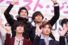 肩を組む押田岳（後列左）と岡田龍太郎（後列右）。