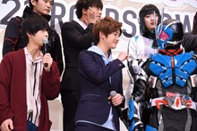 仮面ライダー1型（前列右）を「パパ」と呼ぶ高橋文哉（前列中央）。