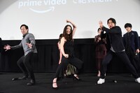 決めポーズを披露した（左から）中村浩二、宮原華音、出合正幸。