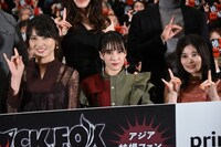 左から矢島舞美、山本千尋、大久保桜子。