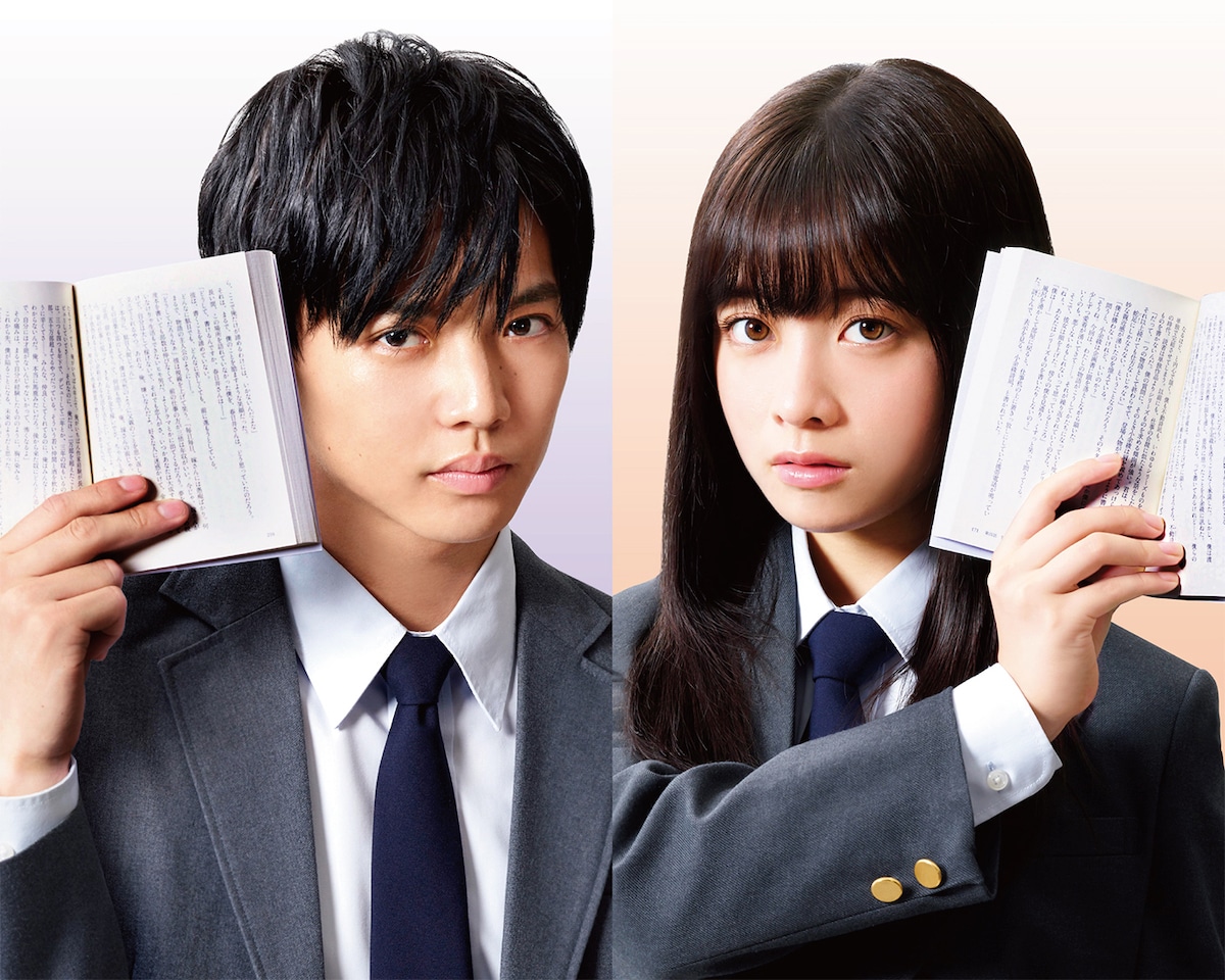 左から佐藤大樹演じる千谷一也、橋本環奈演じる小余綾詩凪。