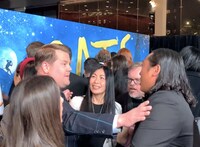 ジェームズ・コーデン（左）と秋山竜次（右）の初対面の様子。