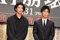 左から賀来賢人、岩田剛典。