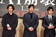 左から賀来賢人、大沢たかお、岩田剛典。