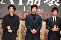 左から賀来賢人、大沢たかお、岩田剛典。