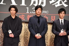 左から賀来賢人、大沢たかお、岩田剛典。