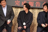 賀来賢人（中央）