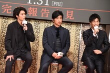 岩田剛典（右）について話す賀来賢人（左）。