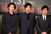 左から賀来賢人、大沢たかお、岩田剛典。