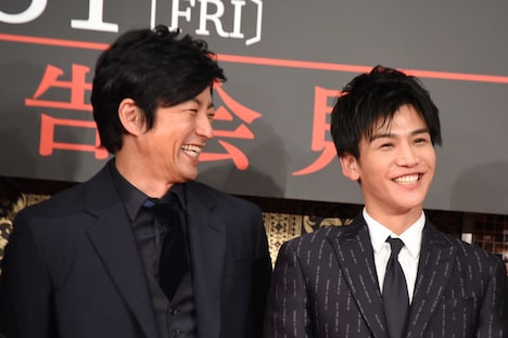 左から大沢たかお、岩田剛典。