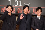 左から賀来賢人、大沢たかお、岩田剛典。