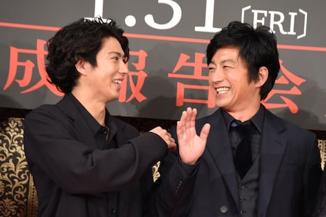 左から賀来賢人、大沢たかお。