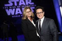 右からJ.J.エイブラムス、妻のケイティ・マクグラス。